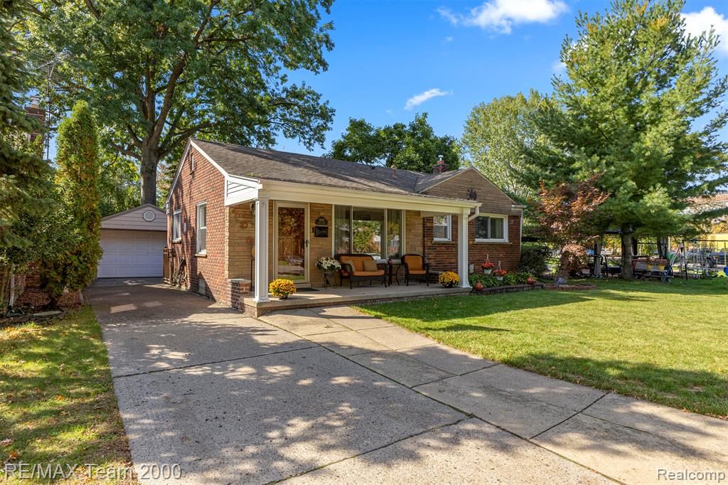 19195 Snow Avenue Property Photo 1