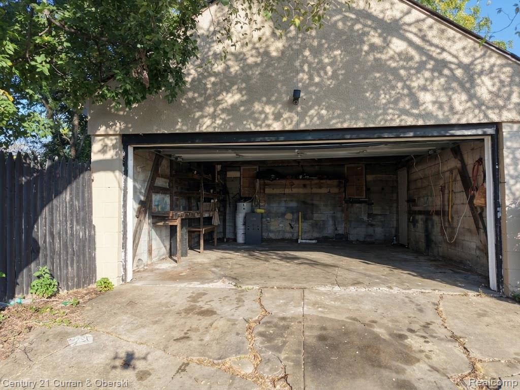 7672 W Outer Drive Property Photo 11