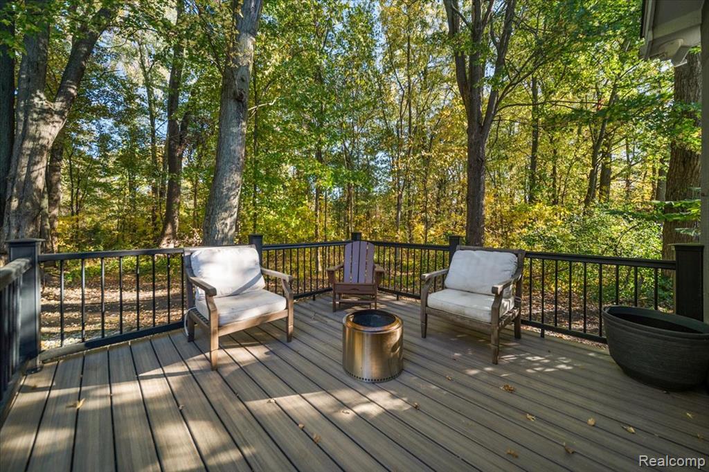 3592 Sunnyside Court Property Photo 5