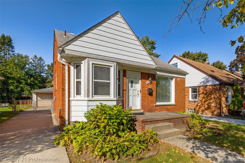 6945 N Vernon Street Property Photo 1