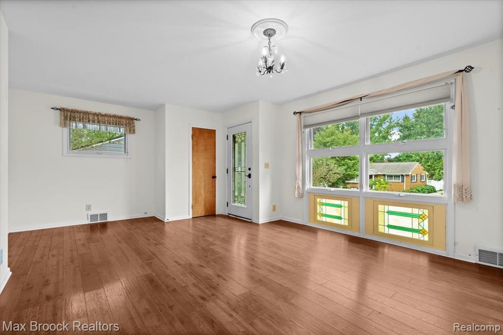 1330 N Oak Street Property Photo 4