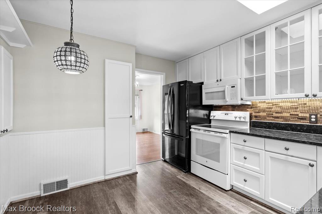 1330 N Oak Street Property Photo 8