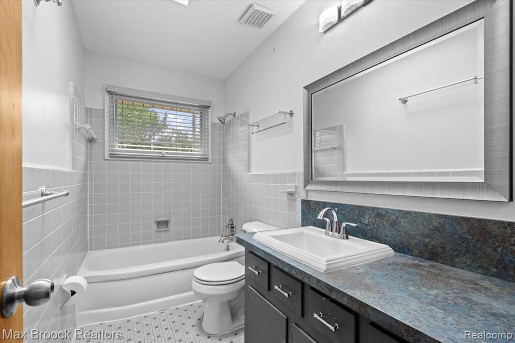 1330 N Oak Street Property Photo 10