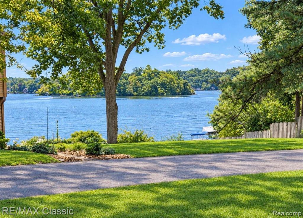 3631 Lakeview Drive Property Photo 3