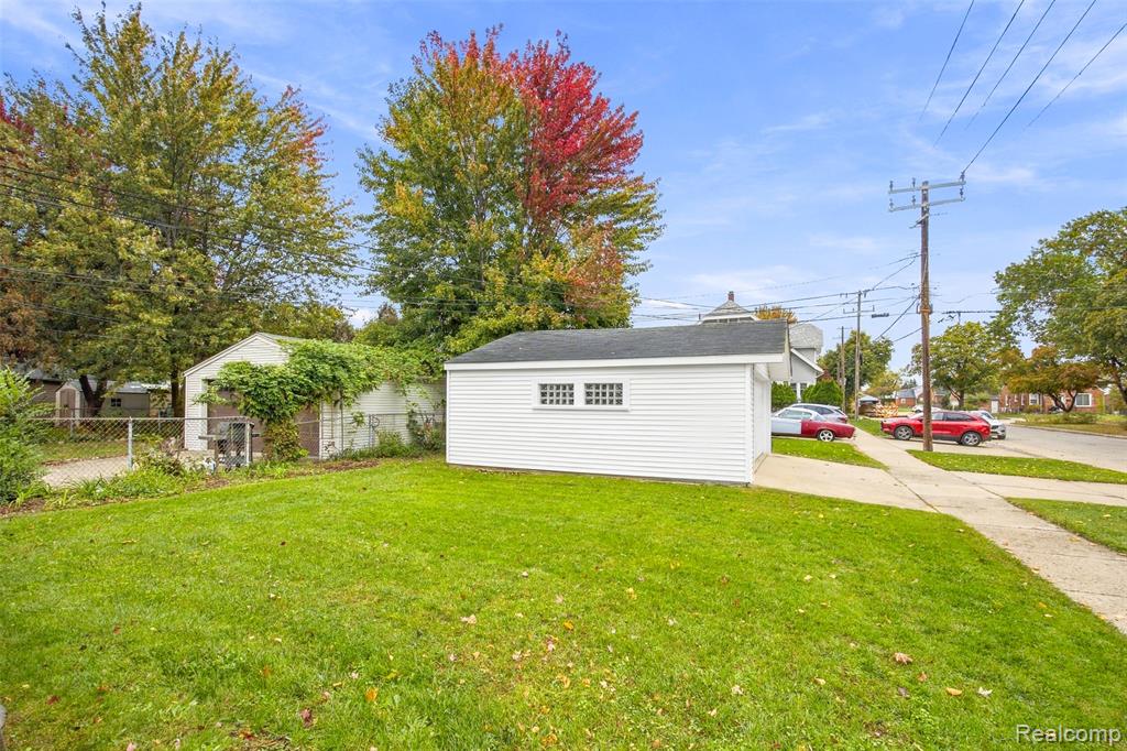 2000 N York Street Property Photo 8