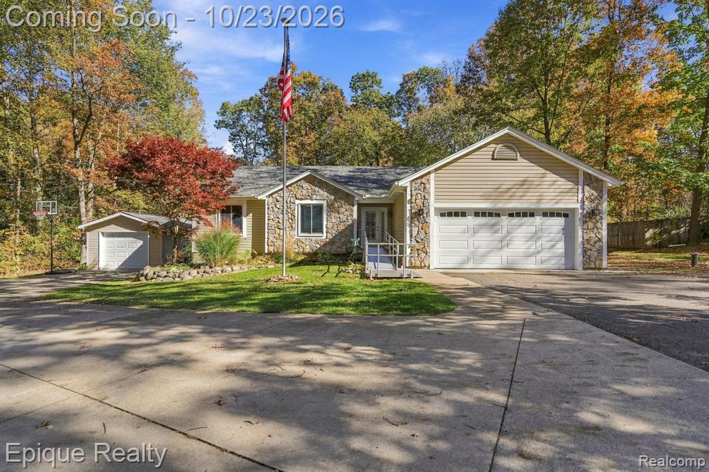 9085 Pineview Lake Drive Property Photo 1