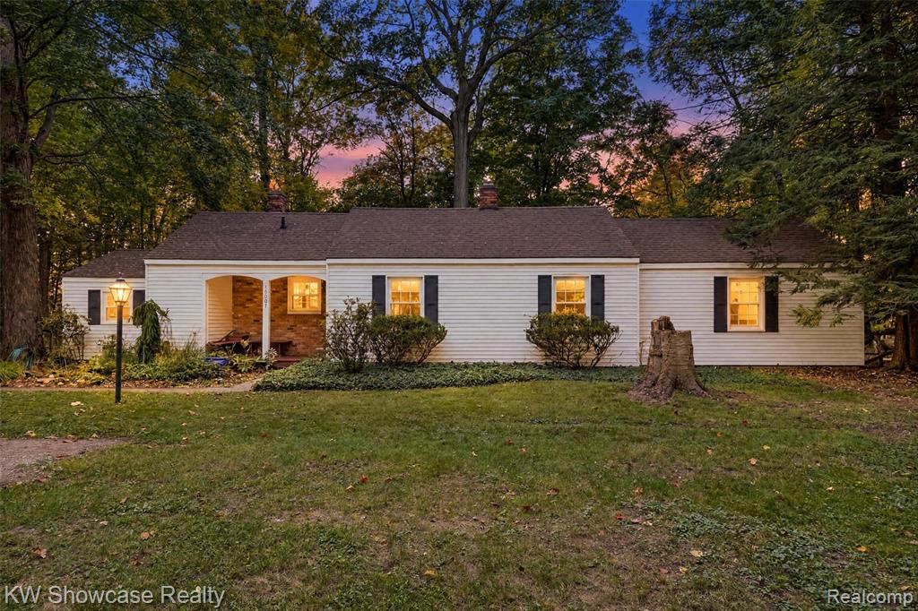 16007 Oak Drive Property Photo 1