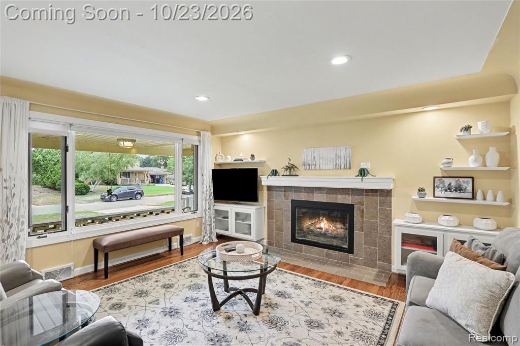 98 Edgelake Drive Property Photo 2