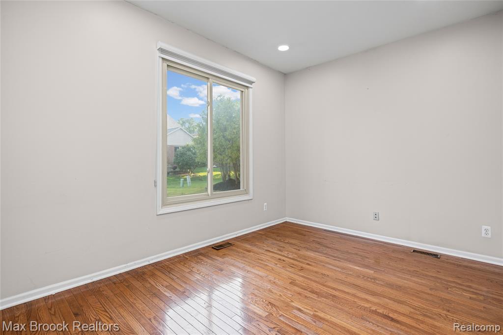 41605 Burroughs Avenue Property Photo 32