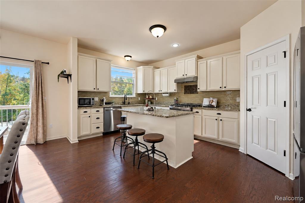 27363 Victoria Road Property Photo 12