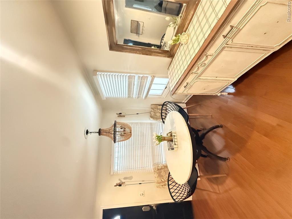 313 N Castell Avenue Property Photo 5
