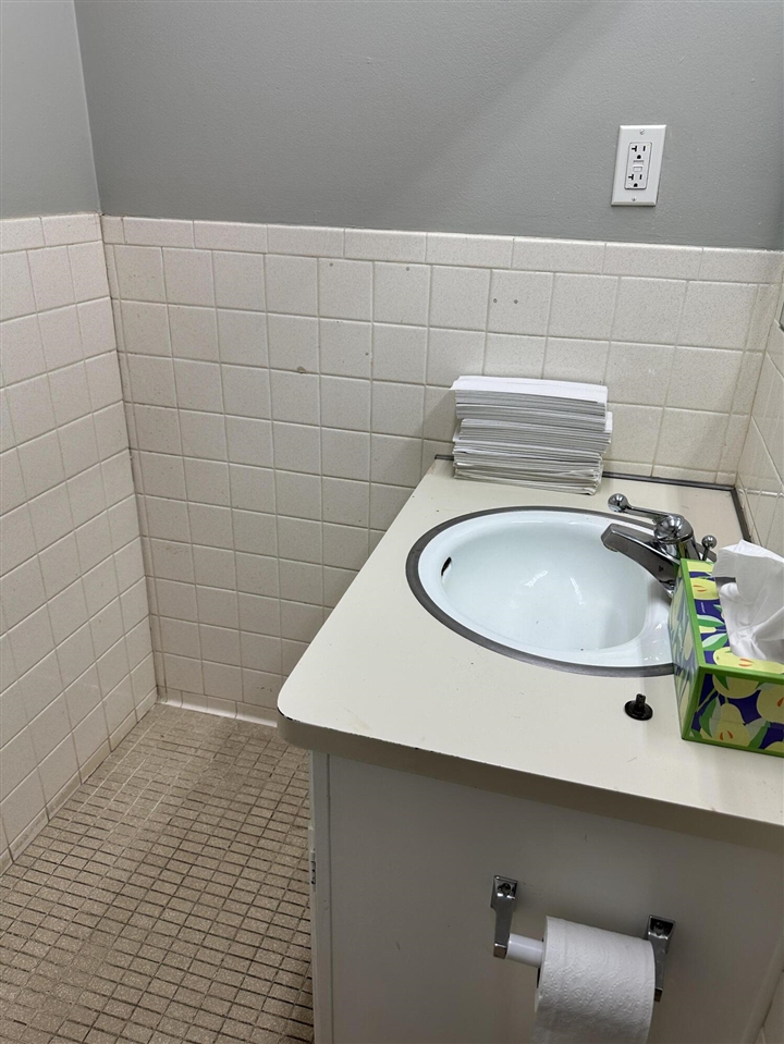 26440 Southfield Road Property Photo 5