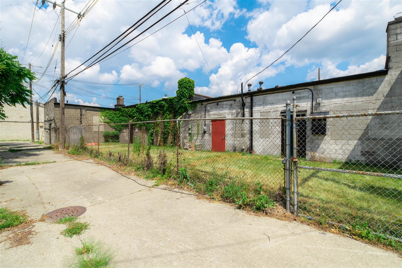 16895 Schaefer Highway Property Photo 4