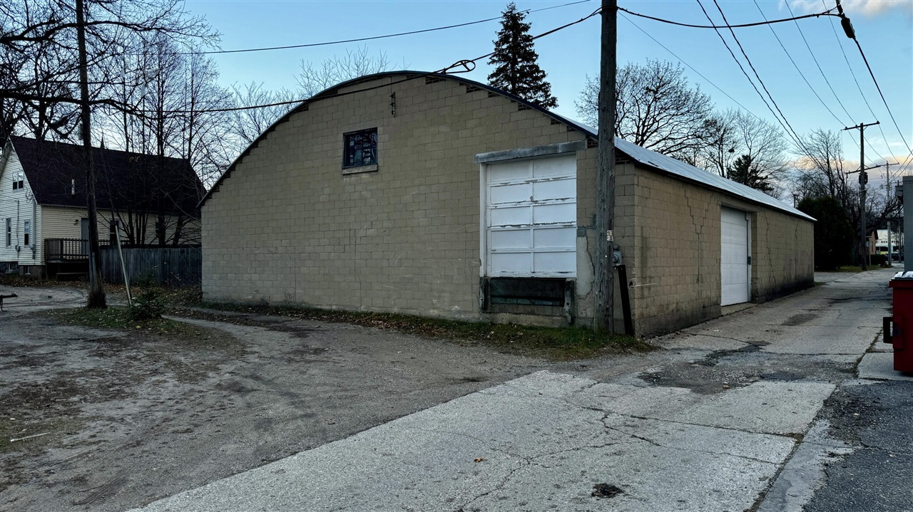 115 1/2 E Nelson Street Property Photo 1