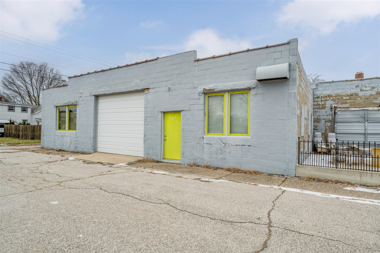 9004 First Street Property Photo 5