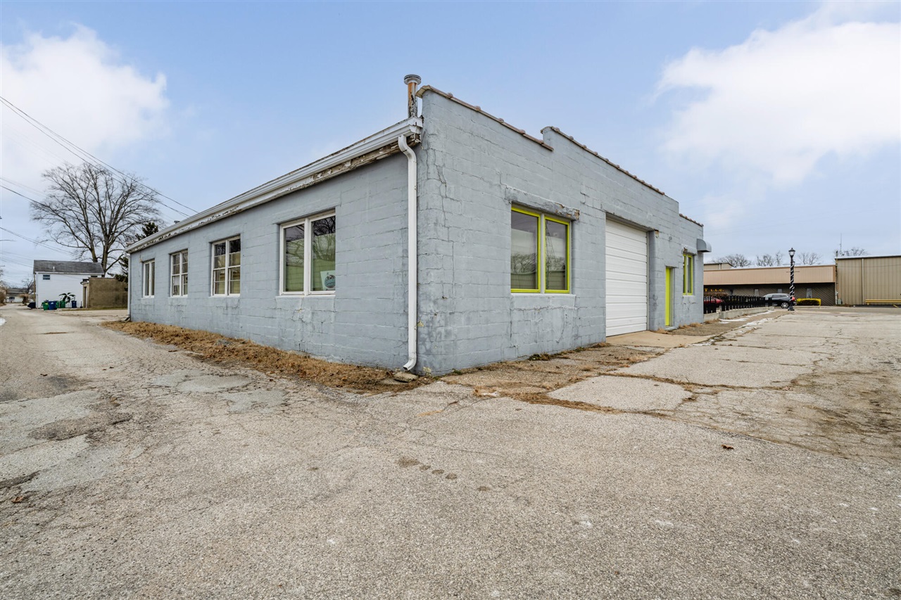 9004 First Street Property Photo 6