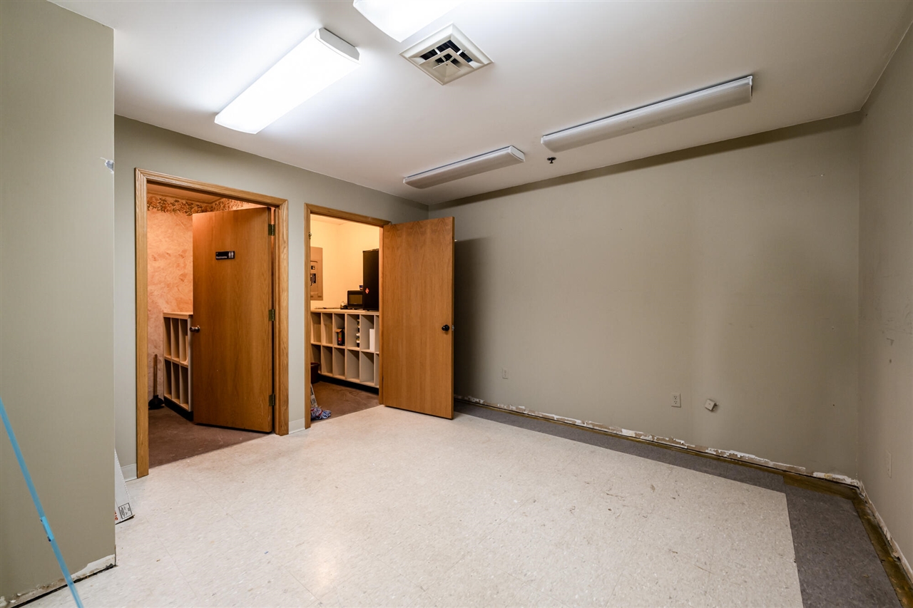 2467 M-139 Property Photo 18