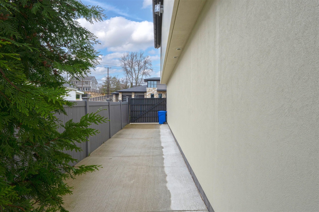 523 Renshaw Street Property Photo 22
