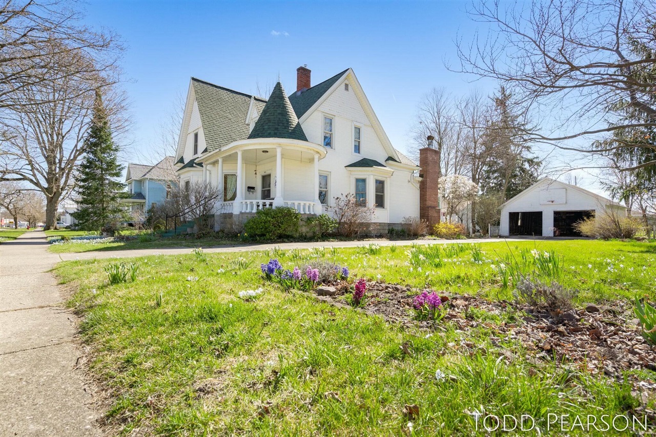 414 Lincoln Lake Avenue Property Photo 1