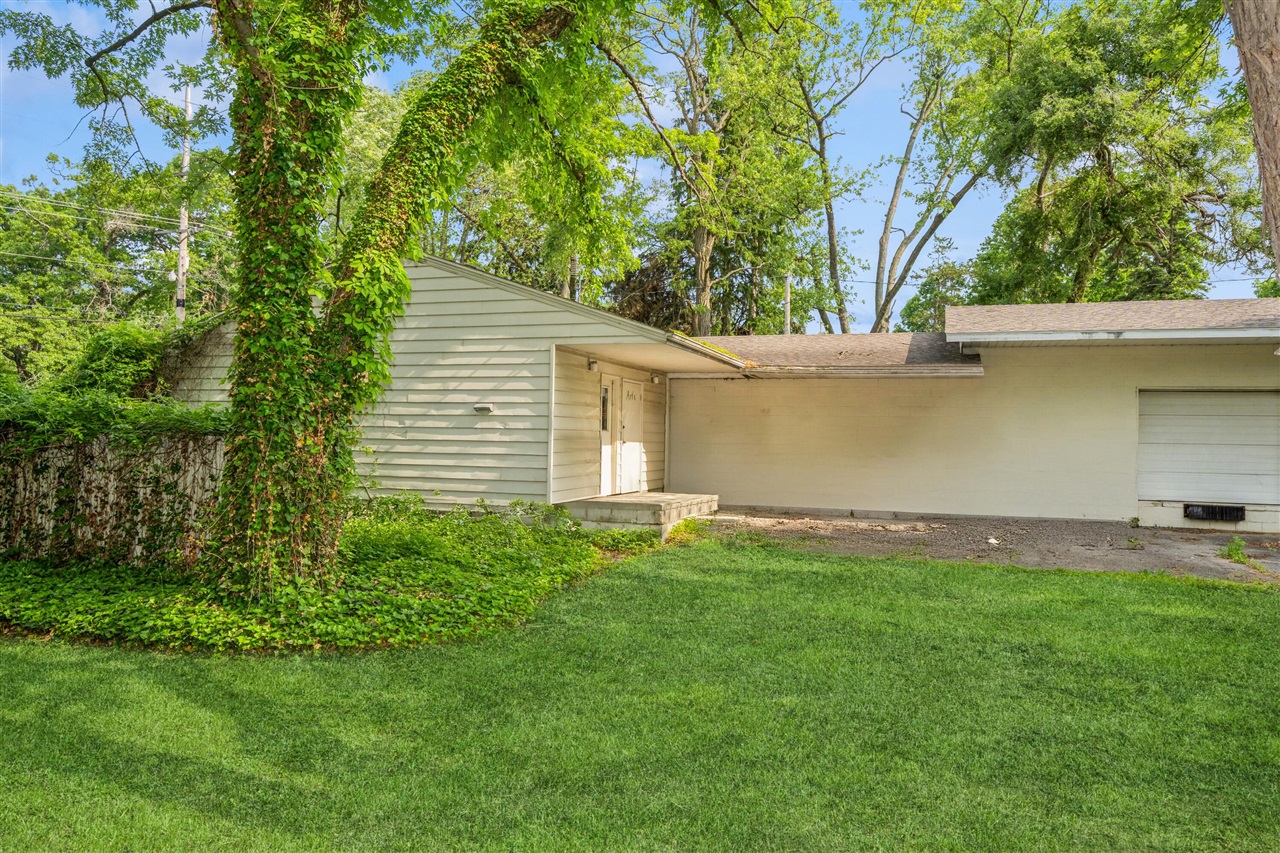 8669 Red Arrow Highway Property Photo 5
