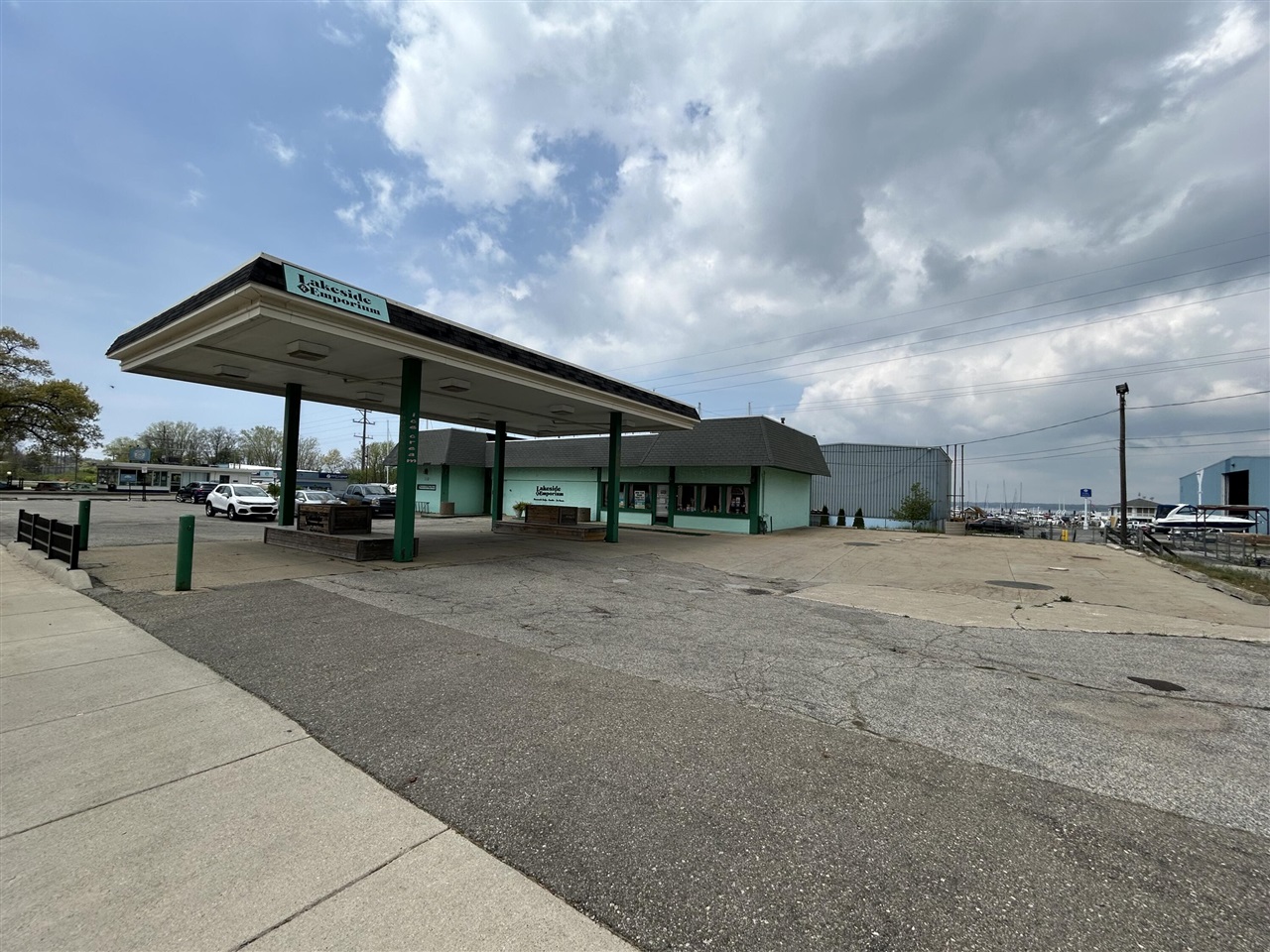 1930 Lakeshore Drive Property Photo 3