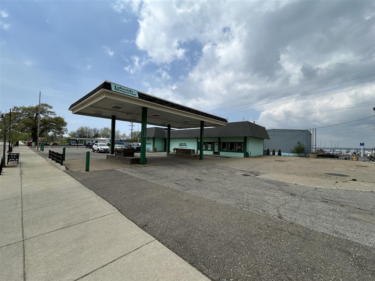 1930 Lakeshore Drive Property Photo 5