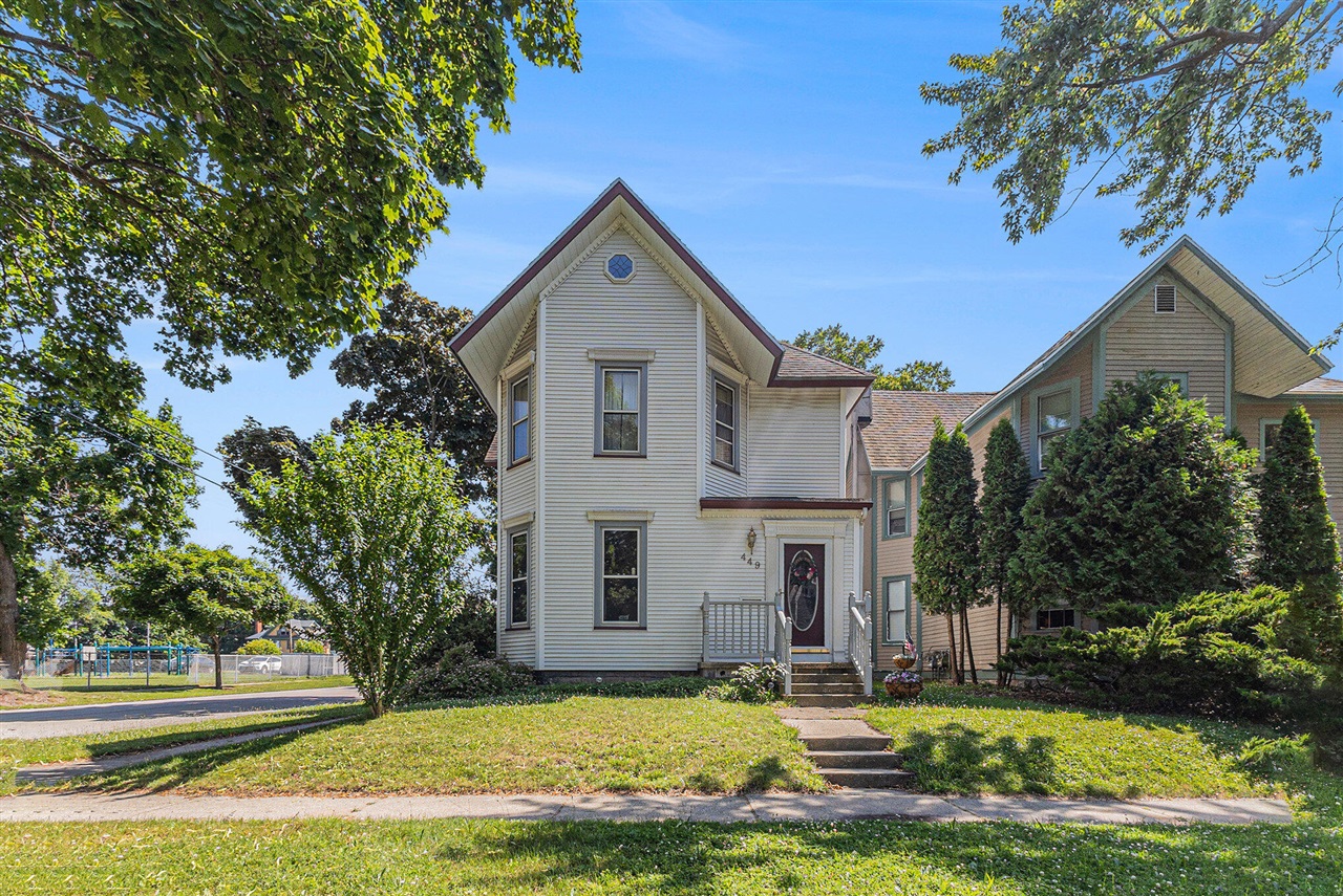 449 4th Street Property Photo 1