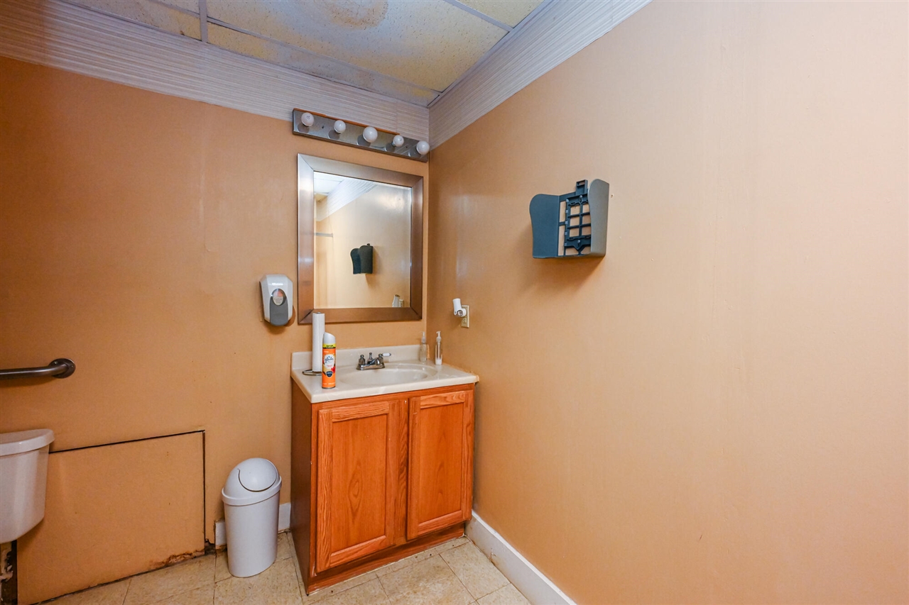 931 E Main Street Property Photo 16