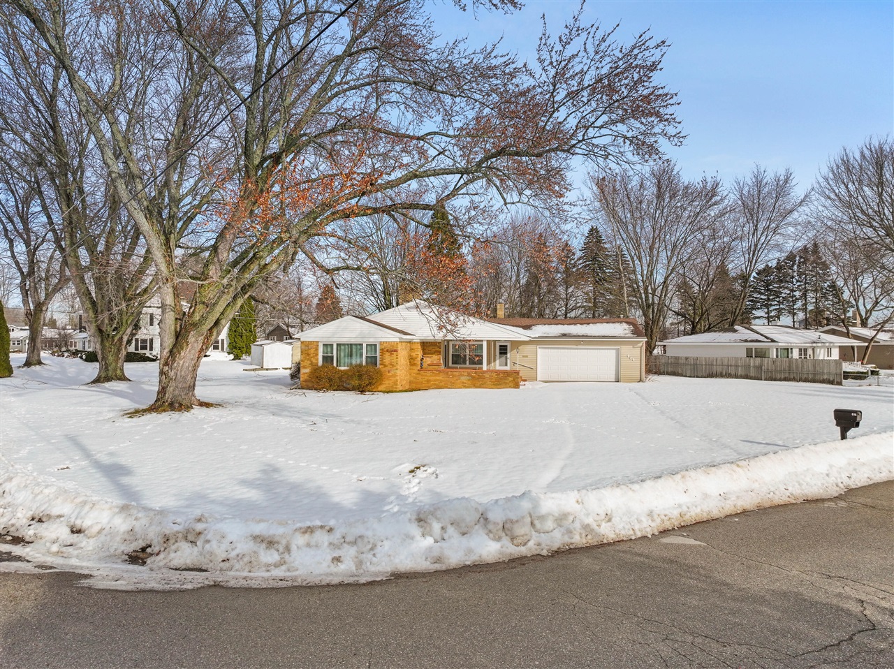 616 Lakeshore Drive Property Photo 2