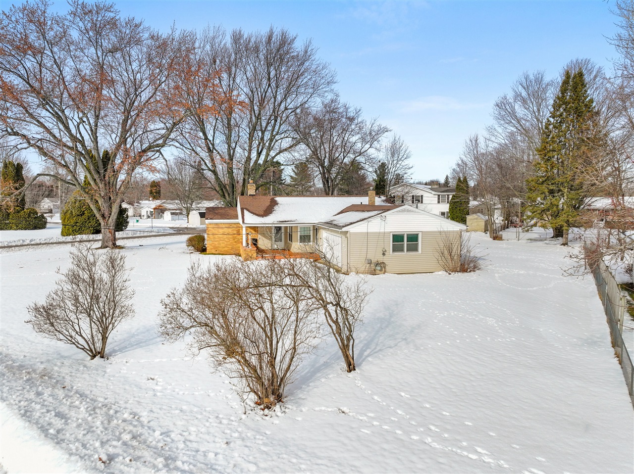 616 Lakeshore Drive Property Photo 3