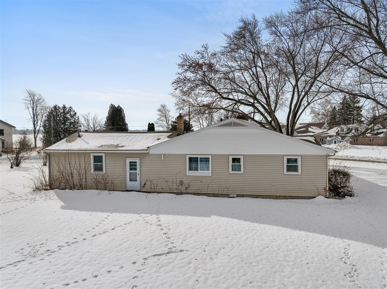 616 Lakeshore Drive Property Photo 4