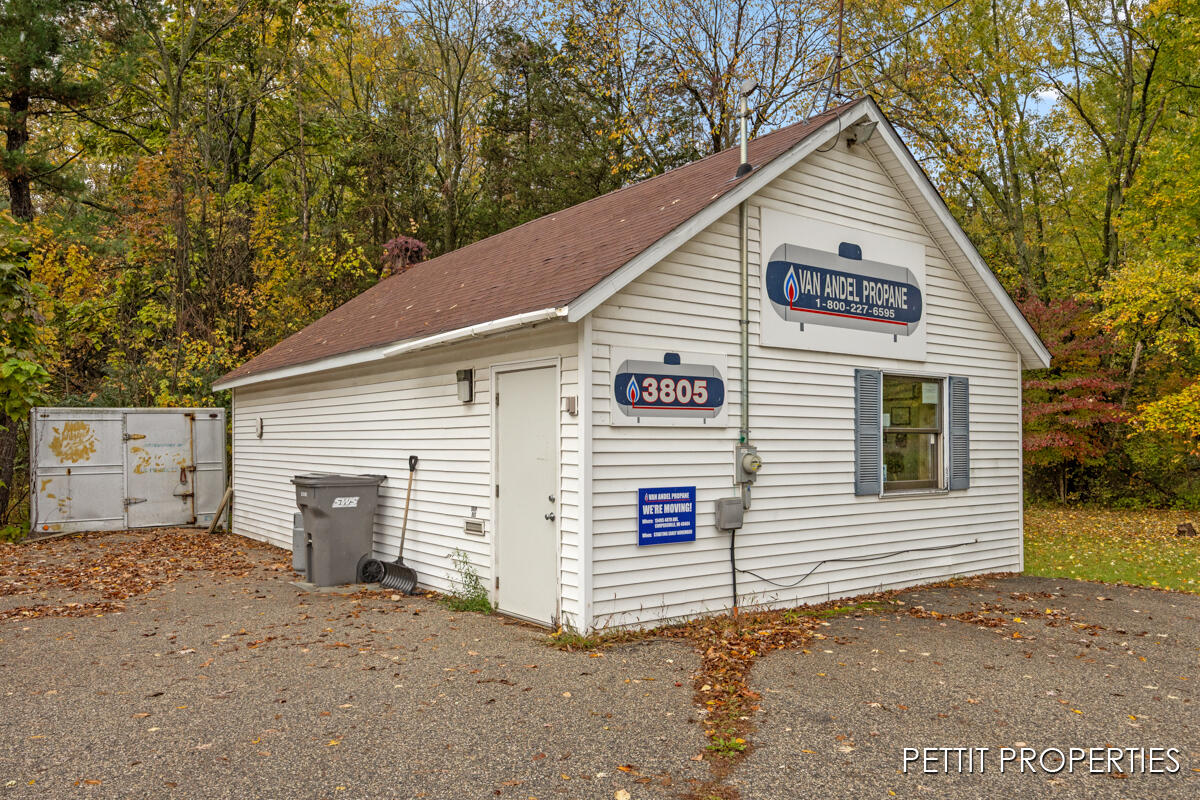 3805 S Ravenna Road Property Photo 2
