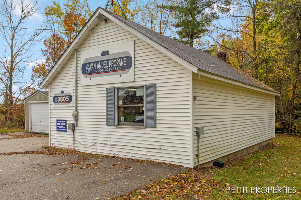 3805 S Ravenna Road Property Photo 3