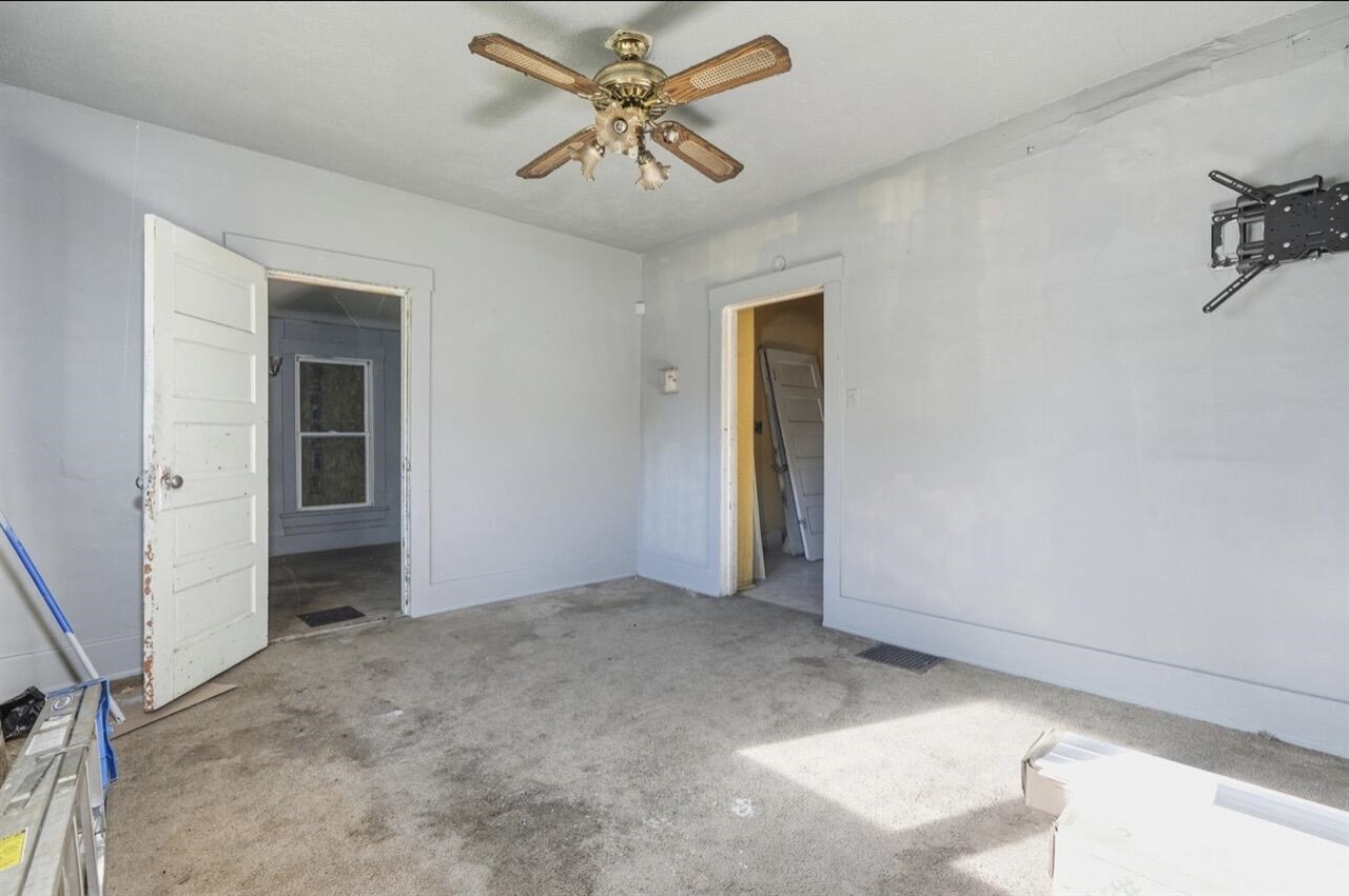 1096 Pearl Street Property Photo 3