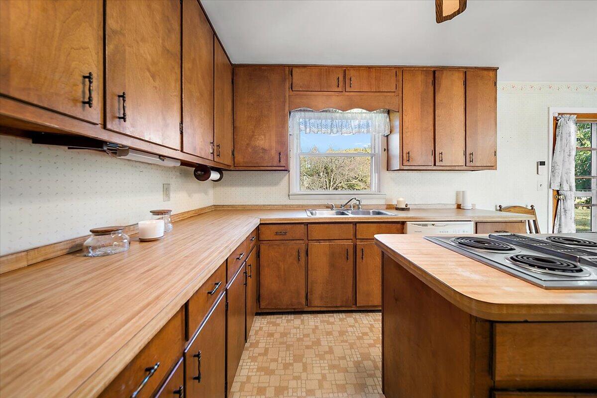 10733 Martz Road Property Photo 4