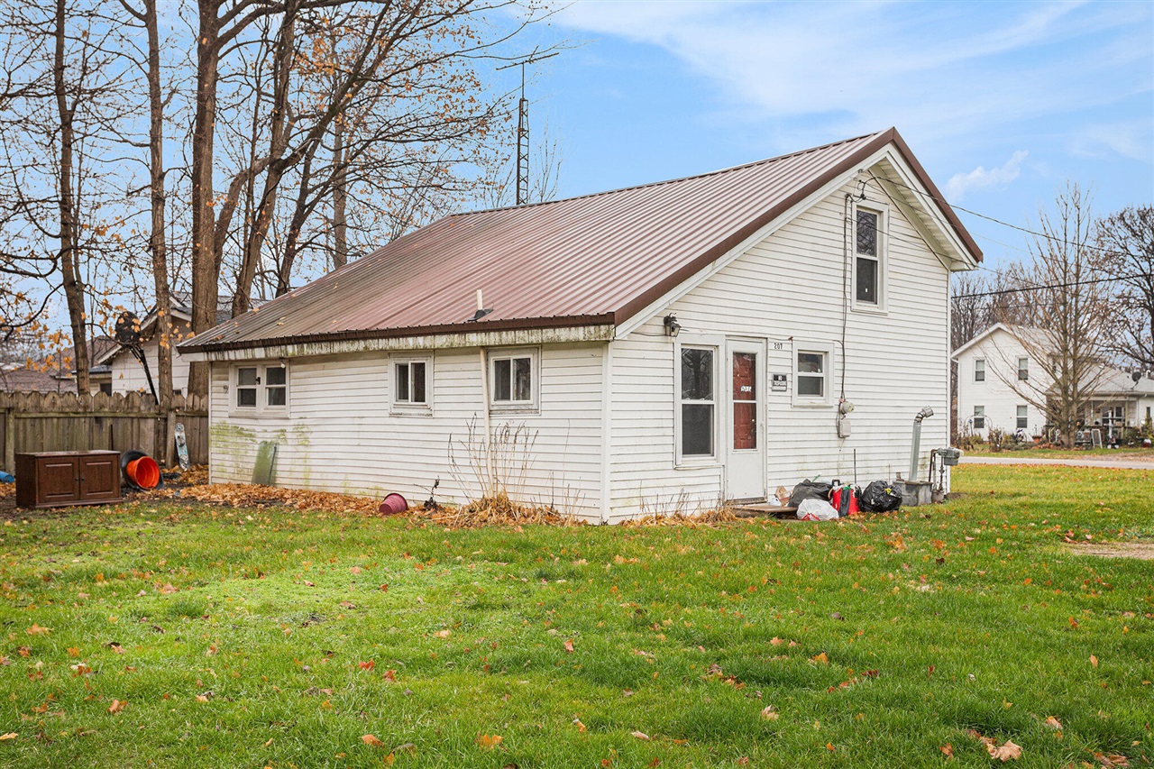 207 S Capital Avenue Property Photo 1