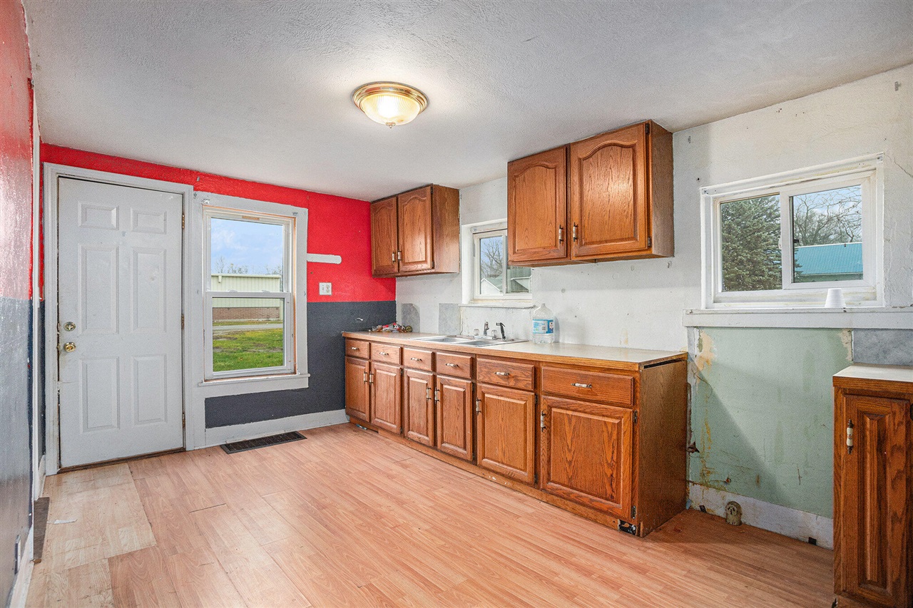 207 S Capital Avenue Property Photo 6