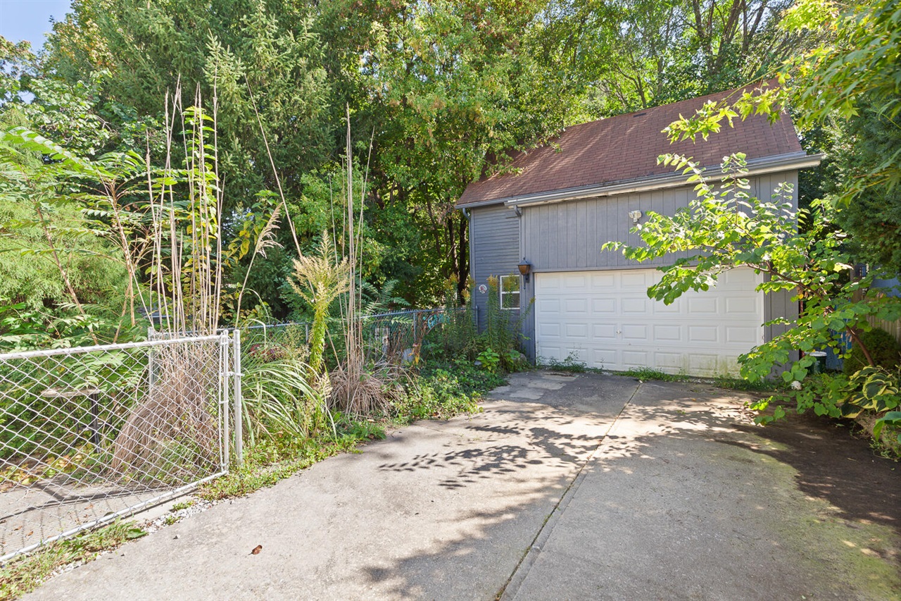 612 N Clinton Street Property Photo 6