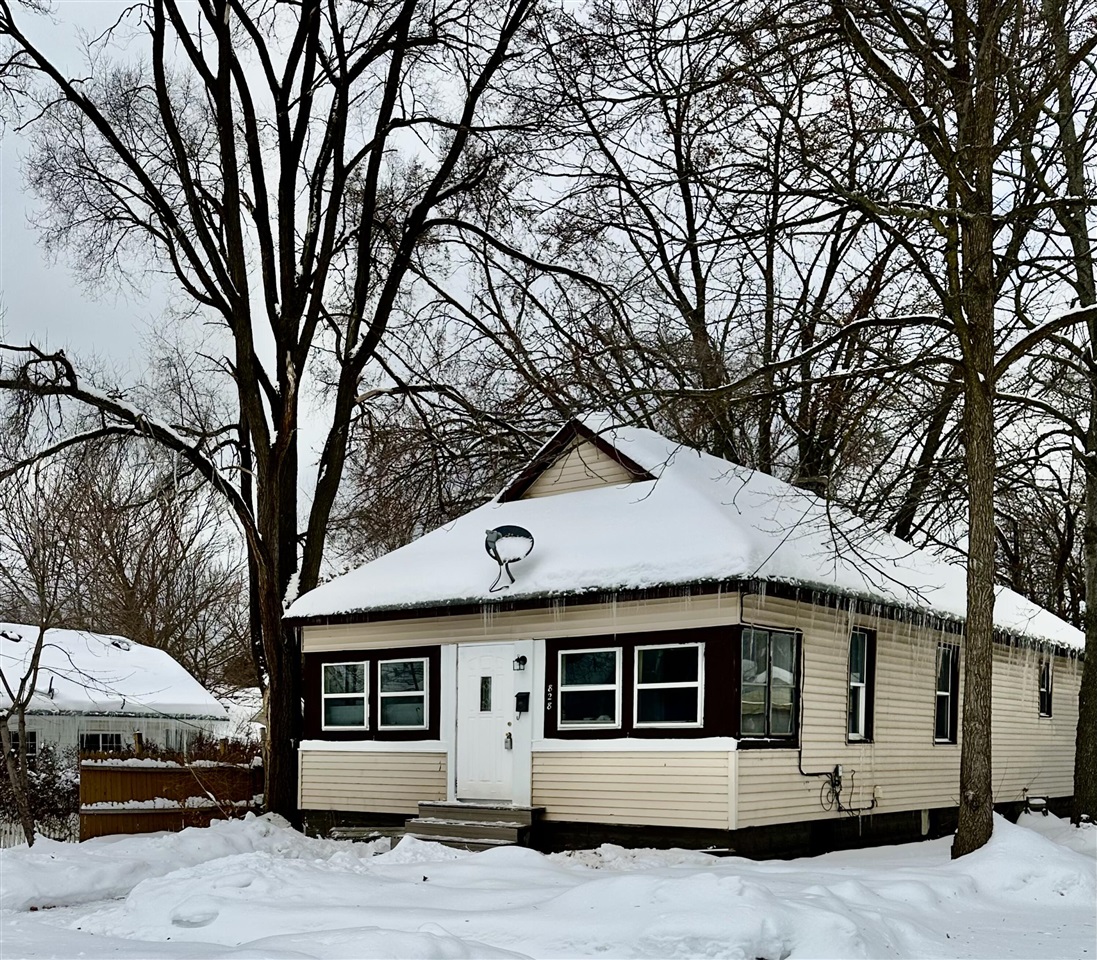 828 W Larch Avenue Property Photo 1