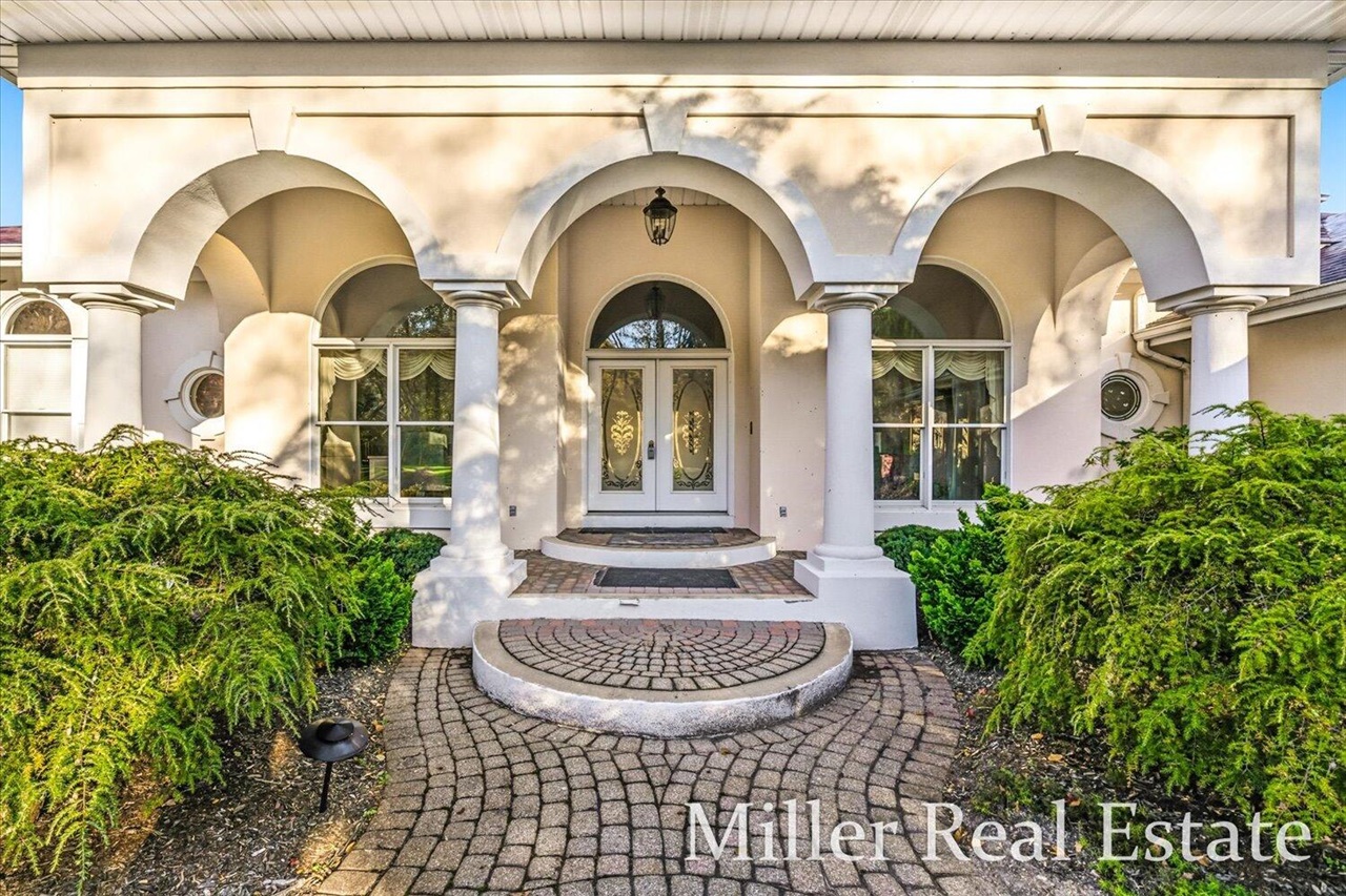 660 Indian Hills Drive Property Photo 3
