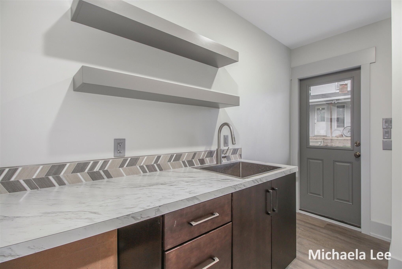 402 Thornton Street Property Photo 6