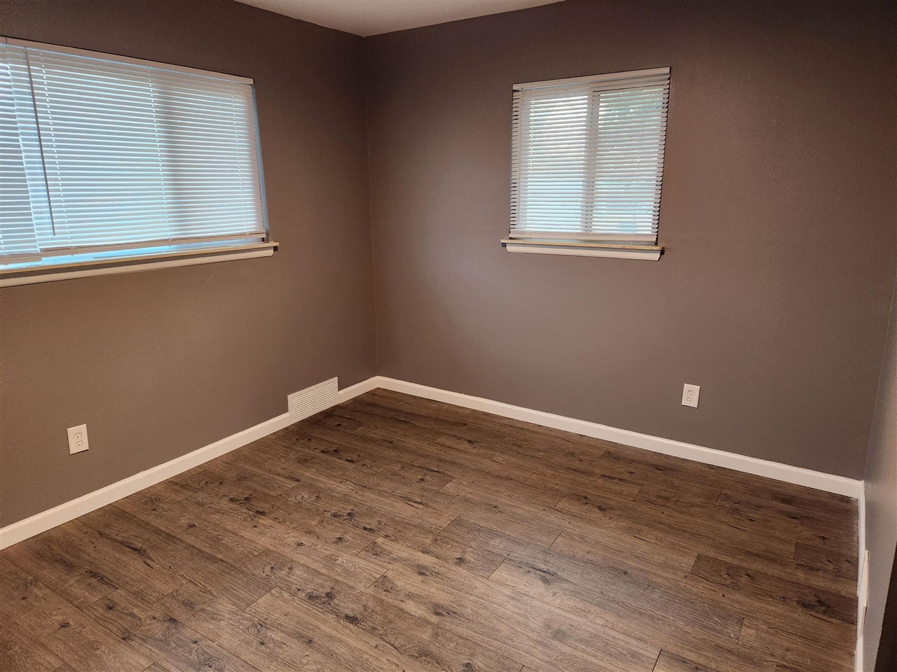 29121 Mark Avenue Property Photo 6