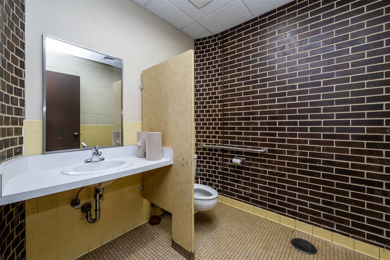 300 Main Street Property Photo 10