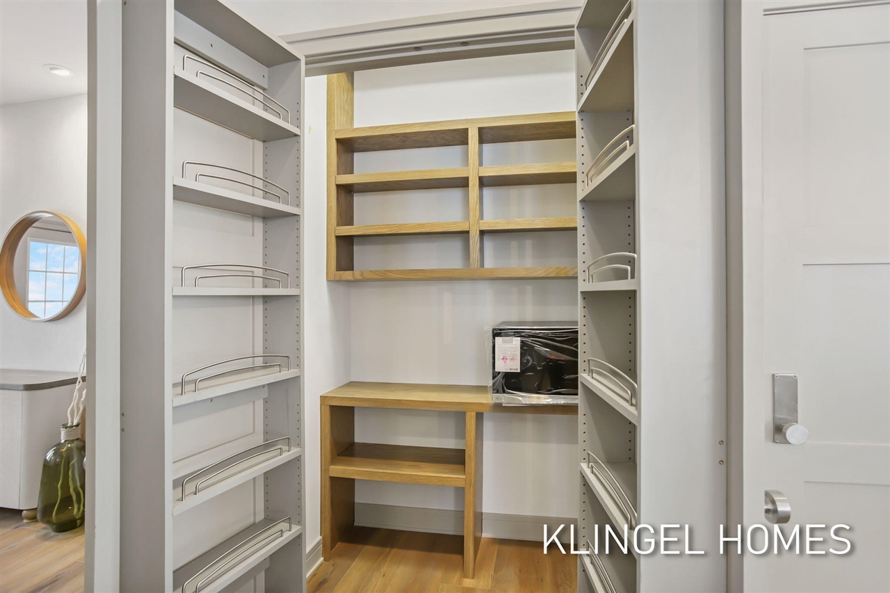 930 W Savidge Street Property Photo 19