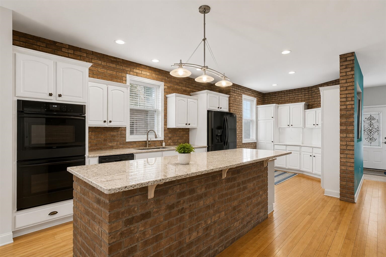 1087 Barrington Property Photo 3