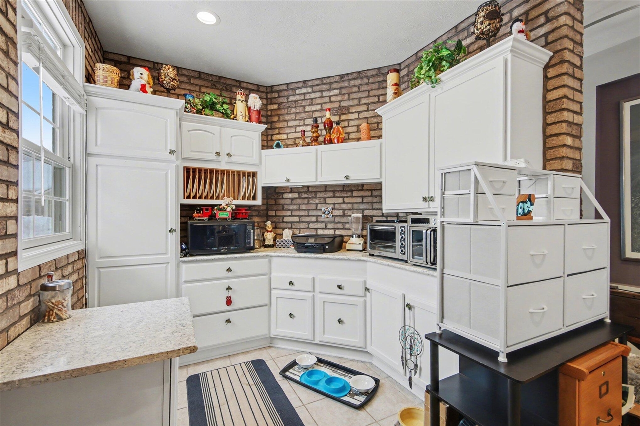 1087 Barrington Property Photo 6