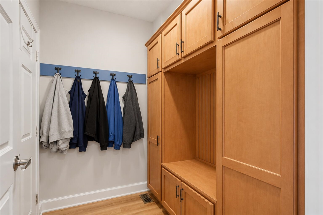 1087 Barrington Property Photo 7