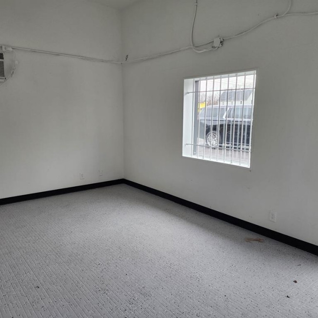 229 W Cesar E. Chavez Avenue Property Photo 6
