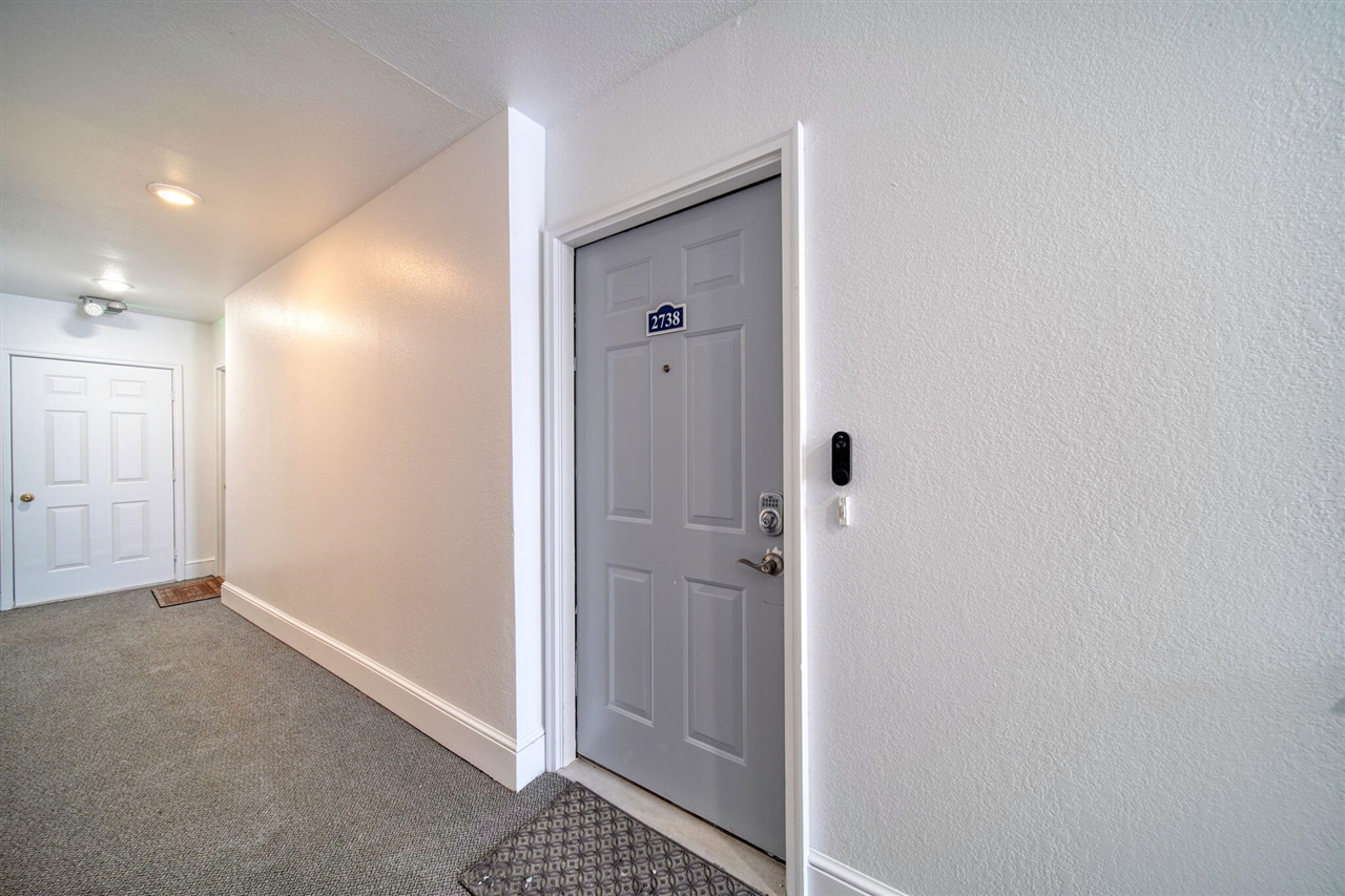 2738 S Knightsbridge Circle Property Photo 3