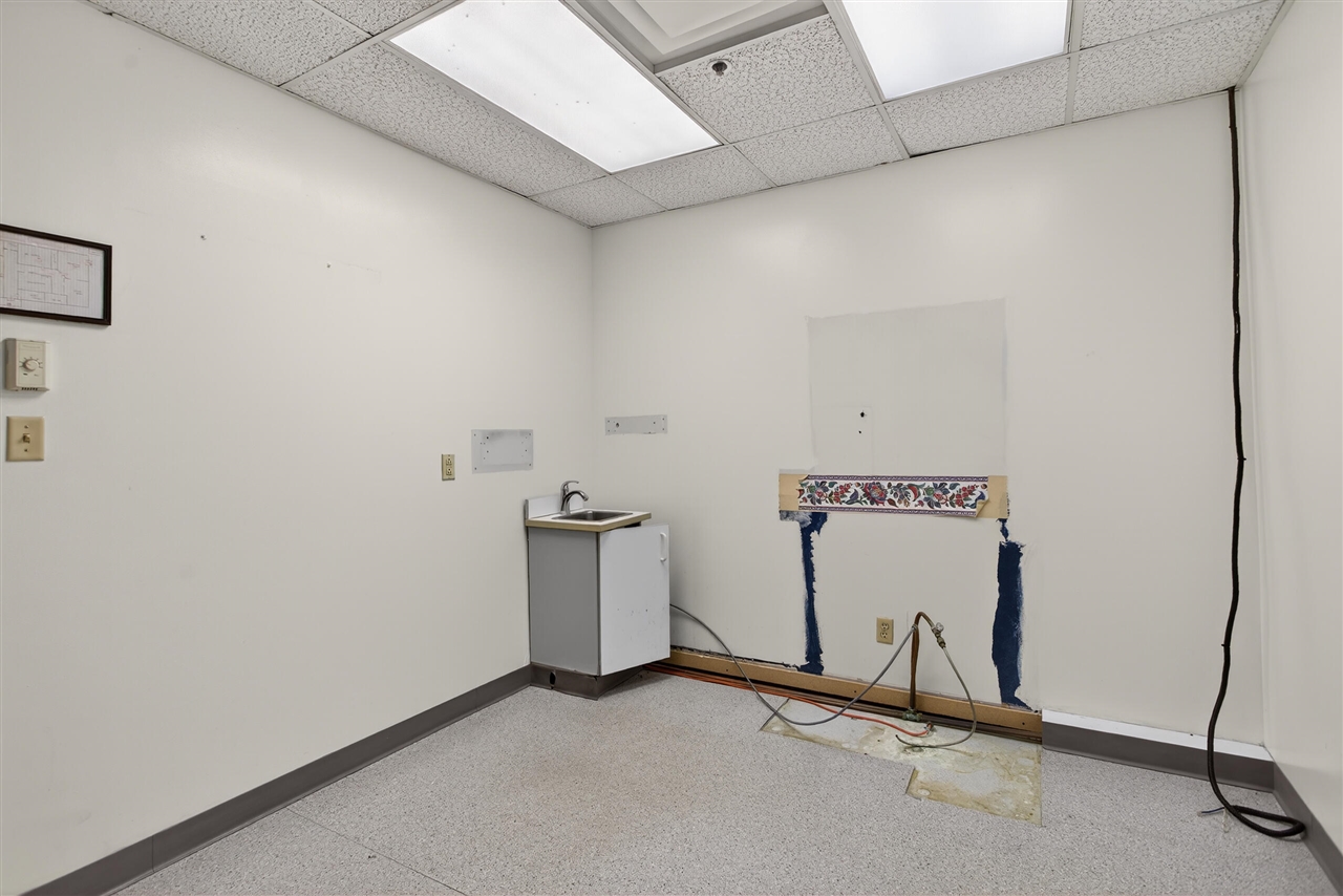 300 W Washington Avenue Property Photo 10